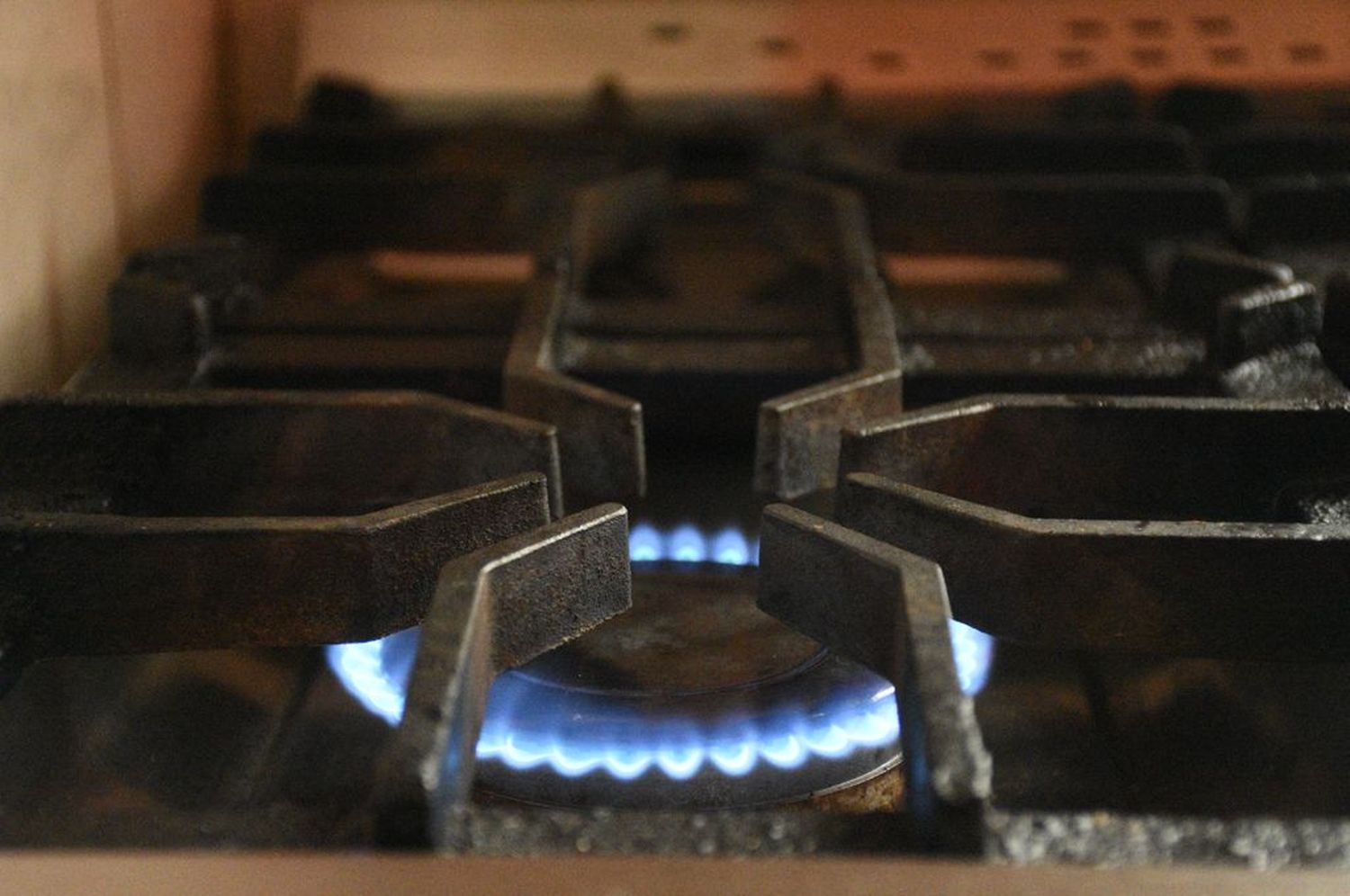 El Ente Nacional Regulador del Gas (Enargas) tiene preparada la resolución con los nuevos cuadros tarifarios, que se publicarán en el Boletín Oficial. Este incremento afectará a todos los usuarios residenciales, comerciales e industriales, aunque variará en magnitud.