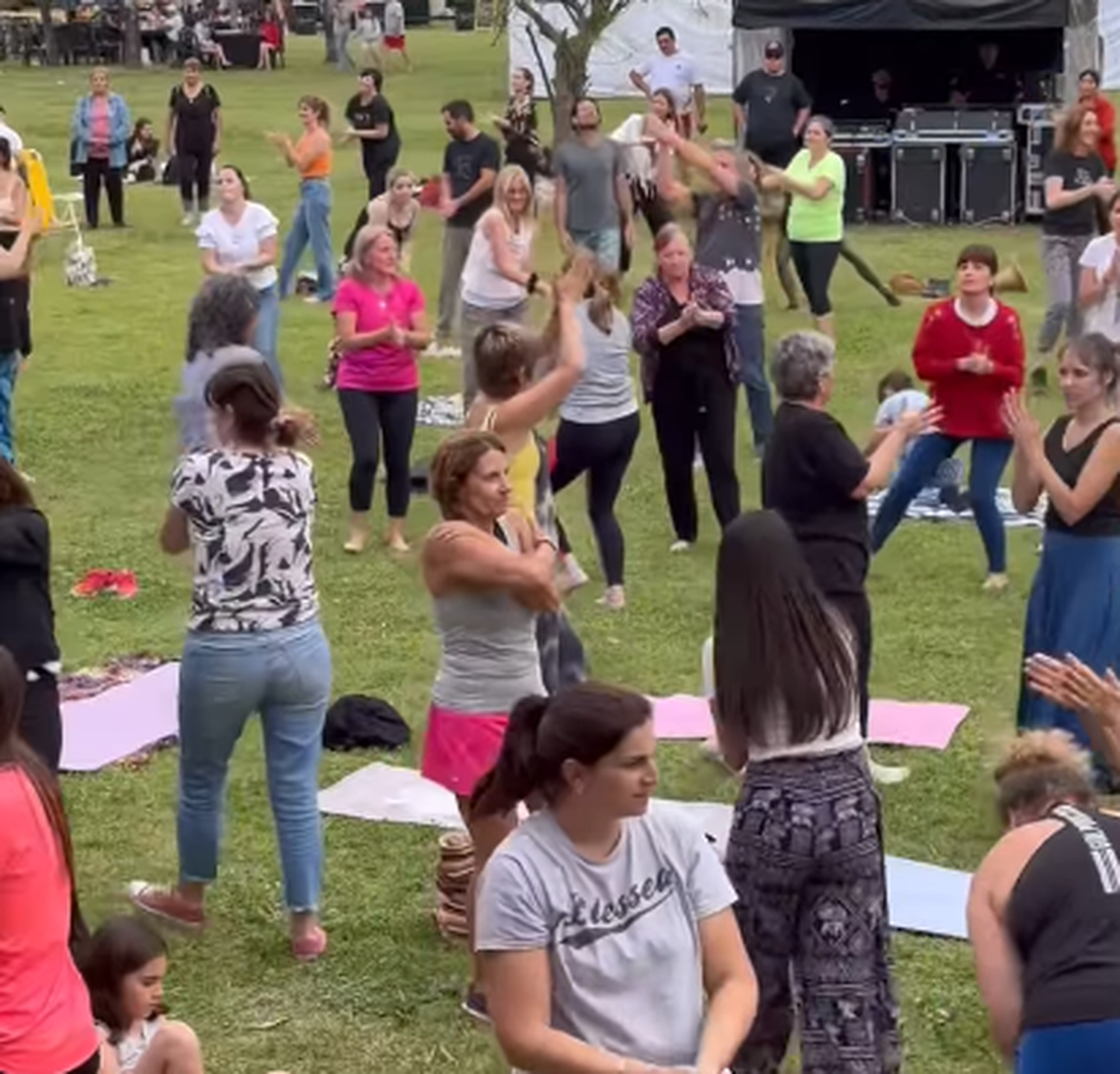 Navarro vibró con el festival Holístico: Cómo es el método que busca conectar las emociones a través del movimiento