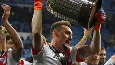Armani, después de ganar el superclásico más importante de la historia.