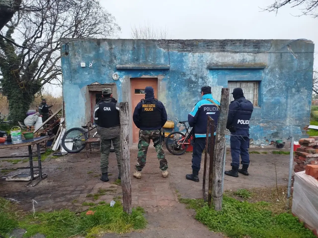 Una de las viviendas durante los allanamientos de ayer