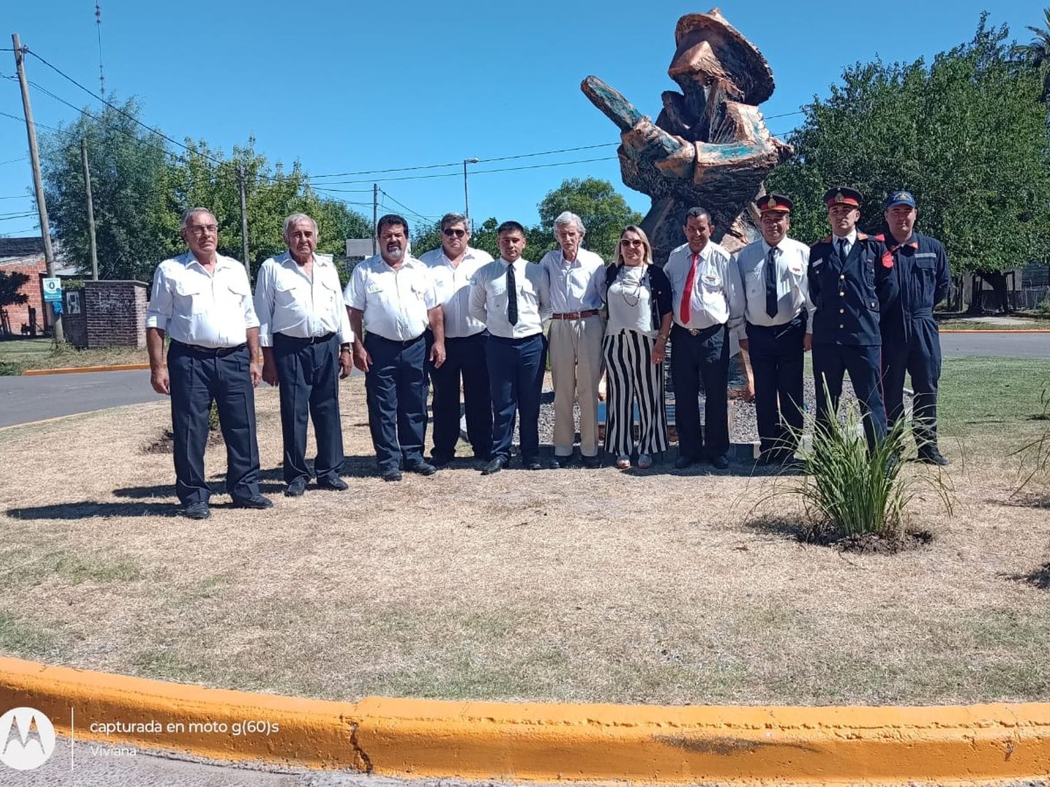 Autoridades municipales y de Bomberos Voluntarios junto al flamante monumento.