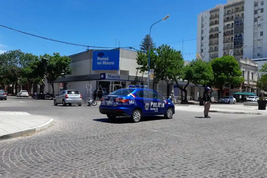 Accidente y tránsito interrumpido en pleno centro: una joven motociclista fue trasladada por la ambulancia