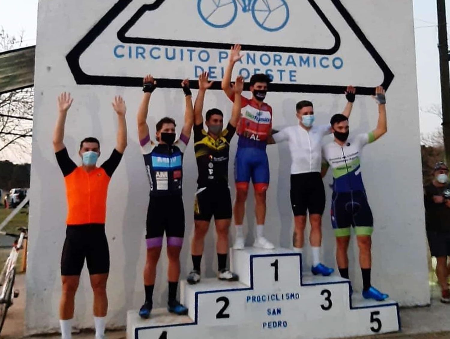 Mariano Manzo volvió al triunfo en el Panorámico del Oeste