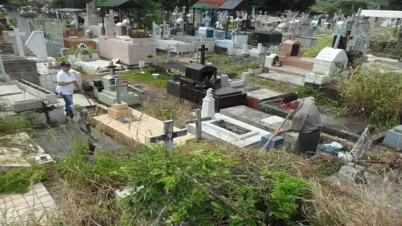 LA ESPOSA LO LLEVÓ EN UNA CARRETA: hallan cuerpo de septuagenario a medio enterrar en cementerio de Táchira