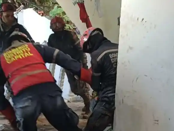 Una mujer muerta y varios heridos tras el colapso de una vivienda al oeste de Caracas