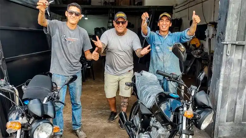 Emprendedor regaló motos a sus empleados como premio "para asistir al trabajo"