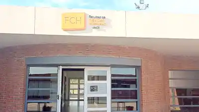 La facultad cuenta con una amplia oferta académica de carreras de grado y posgrado, en modalidades presencial y virtual.