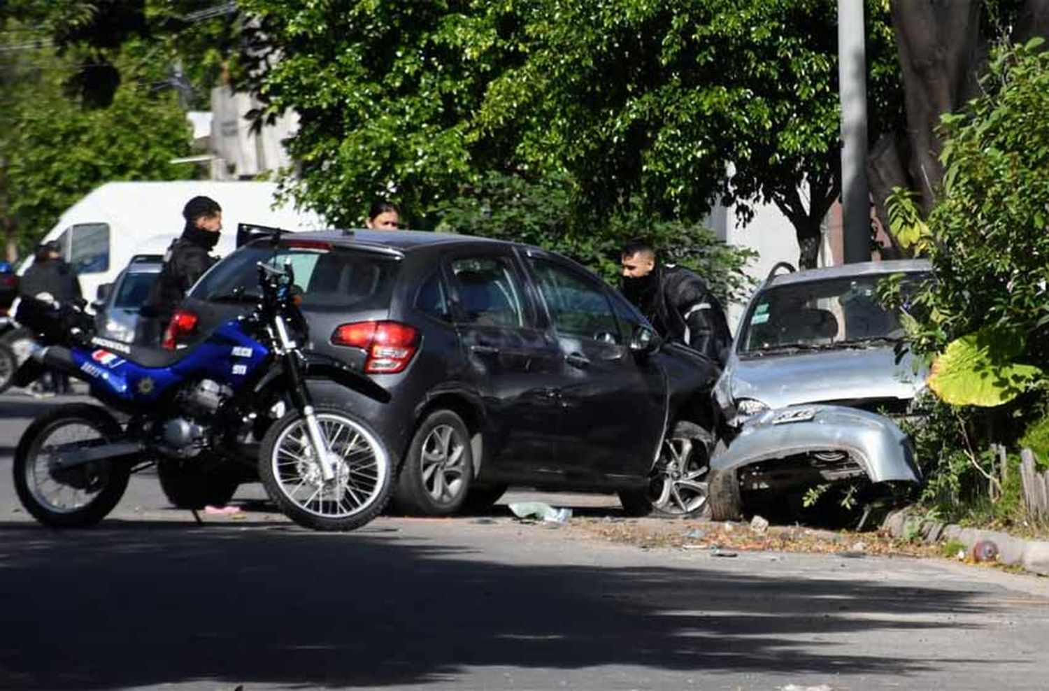 Insólito: robó un auto, chocó a las pocas cuadras y cuando escapó se llevó la rueda de auxilio