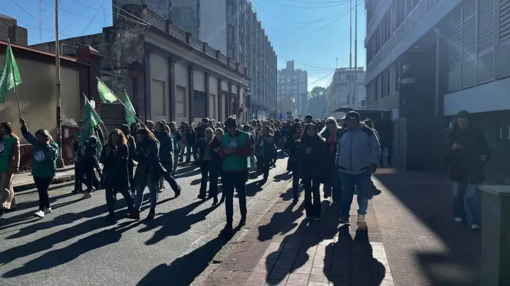 Masiva movilización de trabajadores estatales frente a la Casa de Gobierno en rechazo al recorte del 25% en horas extras