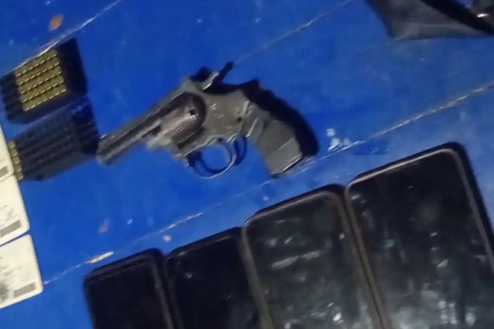 Delincuentes dispararon al aire tras robarle una bolsa con ojotas a una mujer en Puente Gallego