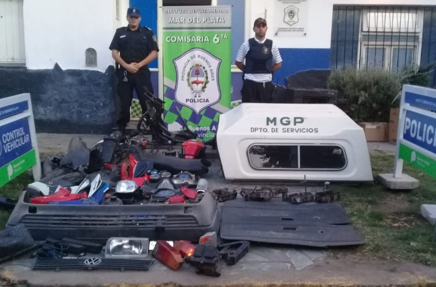 Procesan a una mujer y a su hijo menor de edad por vender autopartes robadas