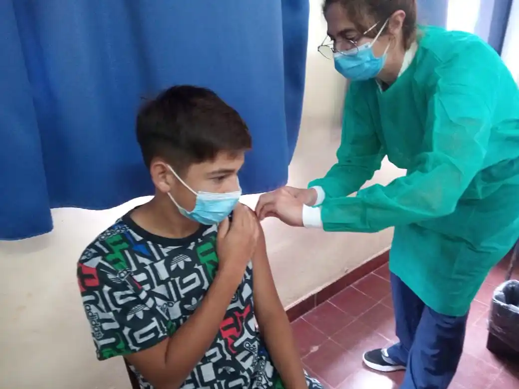 Vacunan a personal educativo y alumnos en la Escuela 11