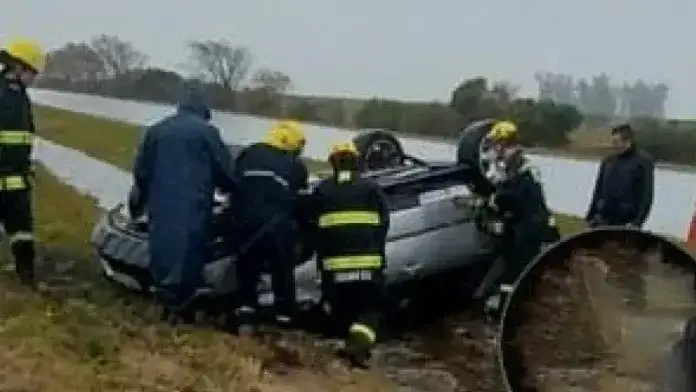 Volcó una familia que transitaba en camioneta por la Autovía 14