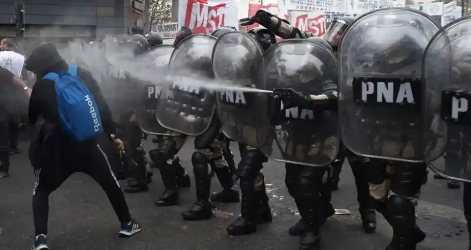 Incidentes en el Congreso: 5 diputados fueron asistidos y prendieron fuego un auto