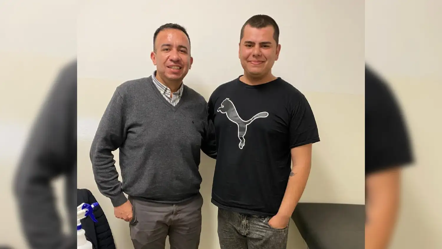 Braian (derecha) junto al neurocirujano Joel Murer.