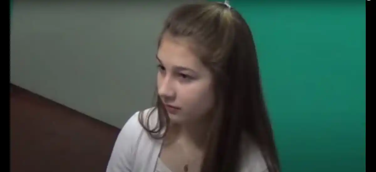 Captura de pantalla del video de la cámara Gesell que le realizaron a Nahir Galarza a los 16 años, cuando denunció que dos centroamericanos la secuestraron.