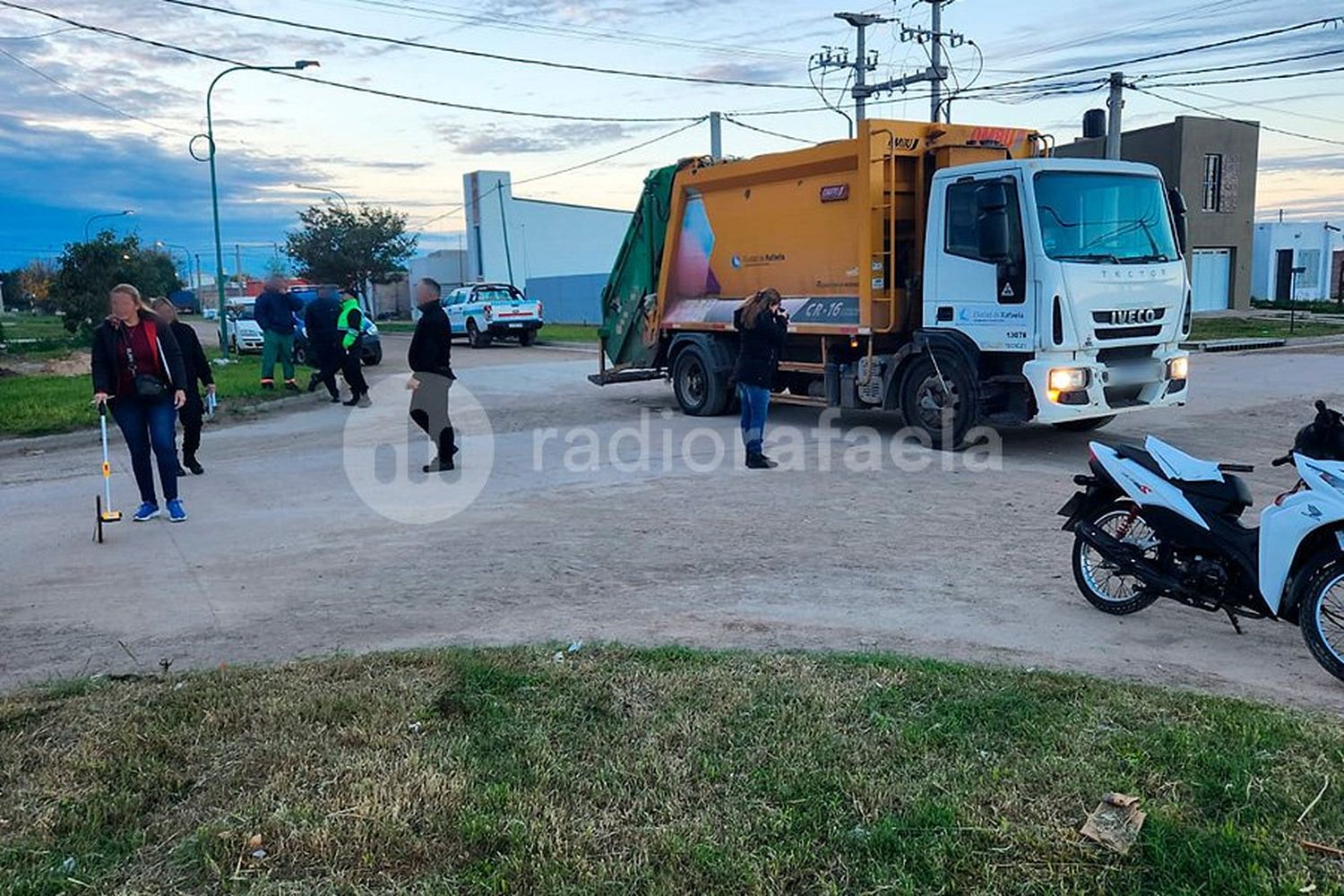 Un motociclista impactó violentamente contra un camión recolector de basura y terminó hospitalizado