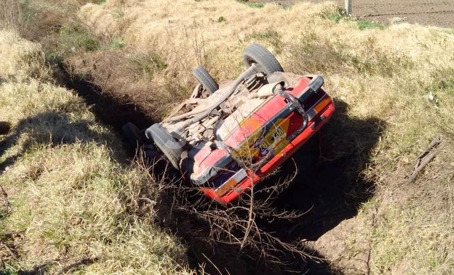 Accidente de tránsito: auto terminó en una cuneta frente al Polo Club