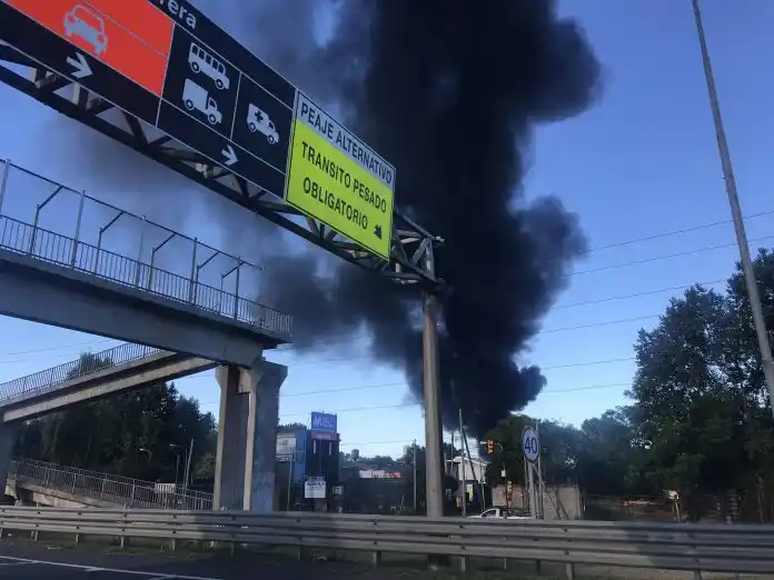 Tigre: Más de 20 dotaciones de bomberos para apagar incendio de fábrica de plásticos