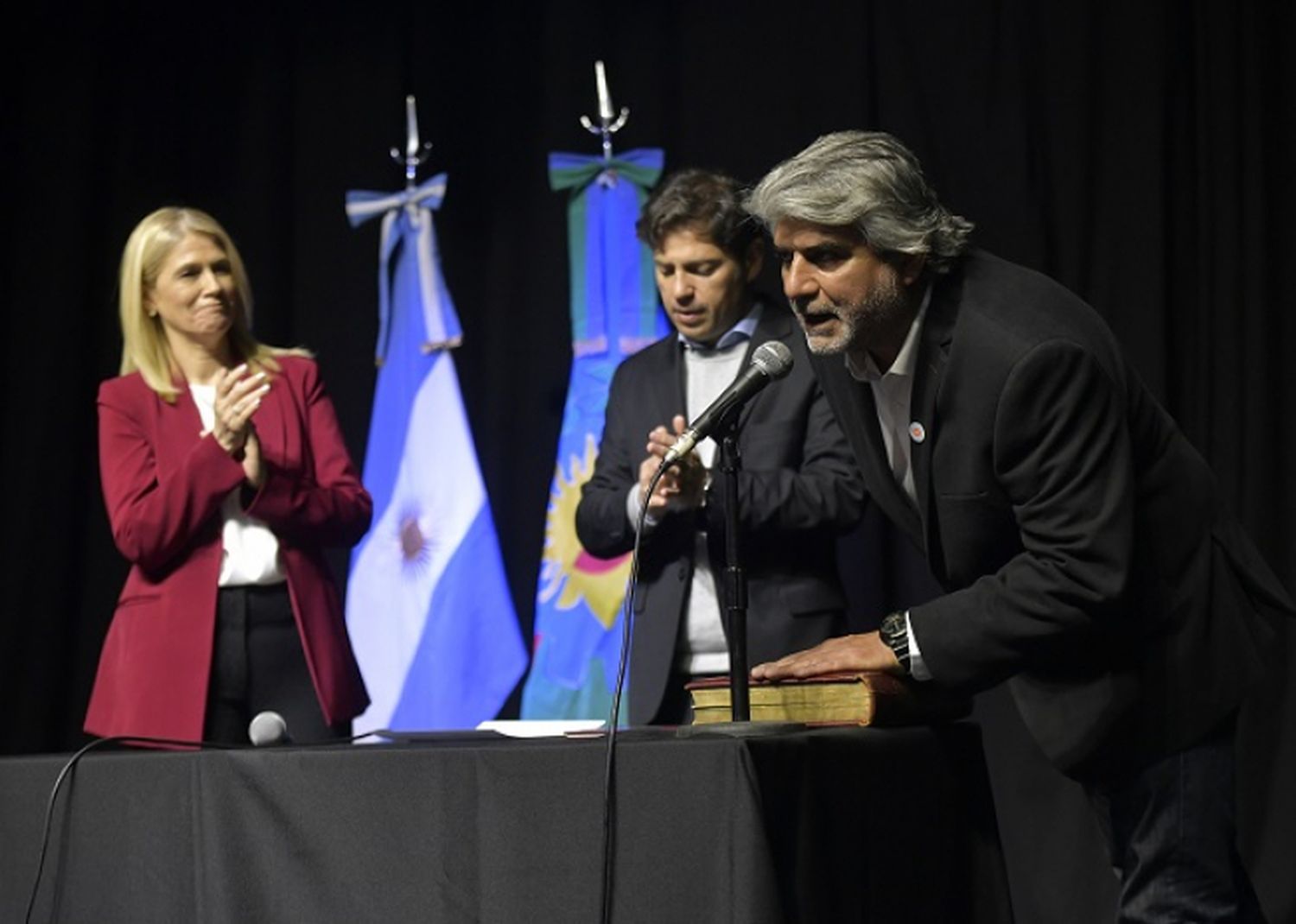 Kicillof le toma juramento a sus ministros y realiza demostración de fuerza