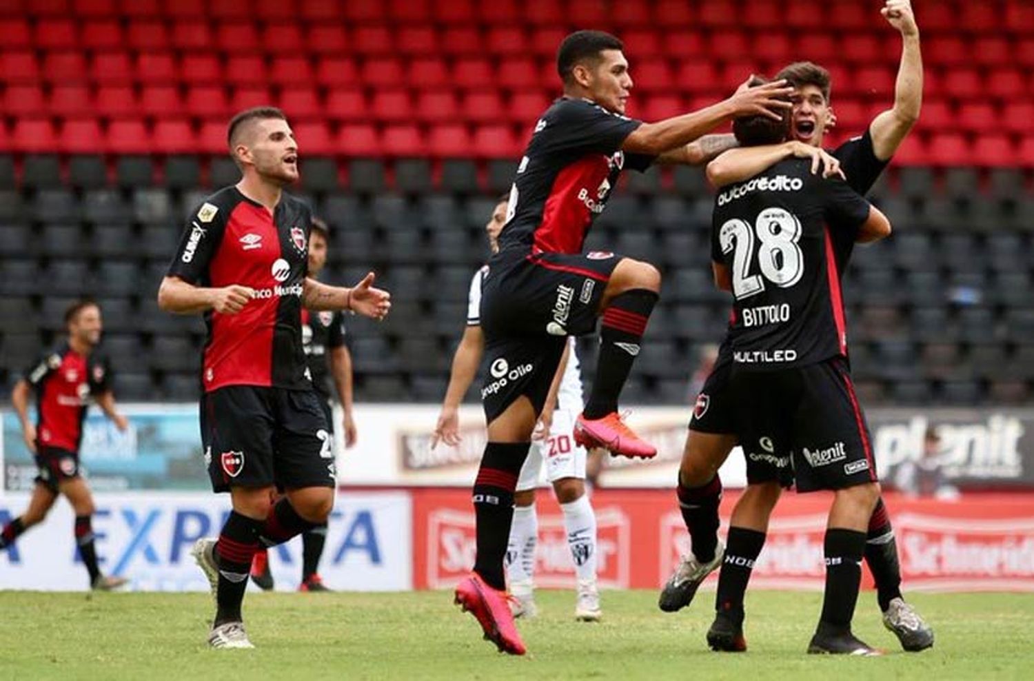 En un partido con muchos condimentos, Newells venció a Central Córdoba de Santiago del Estero y se mantiene en la cima