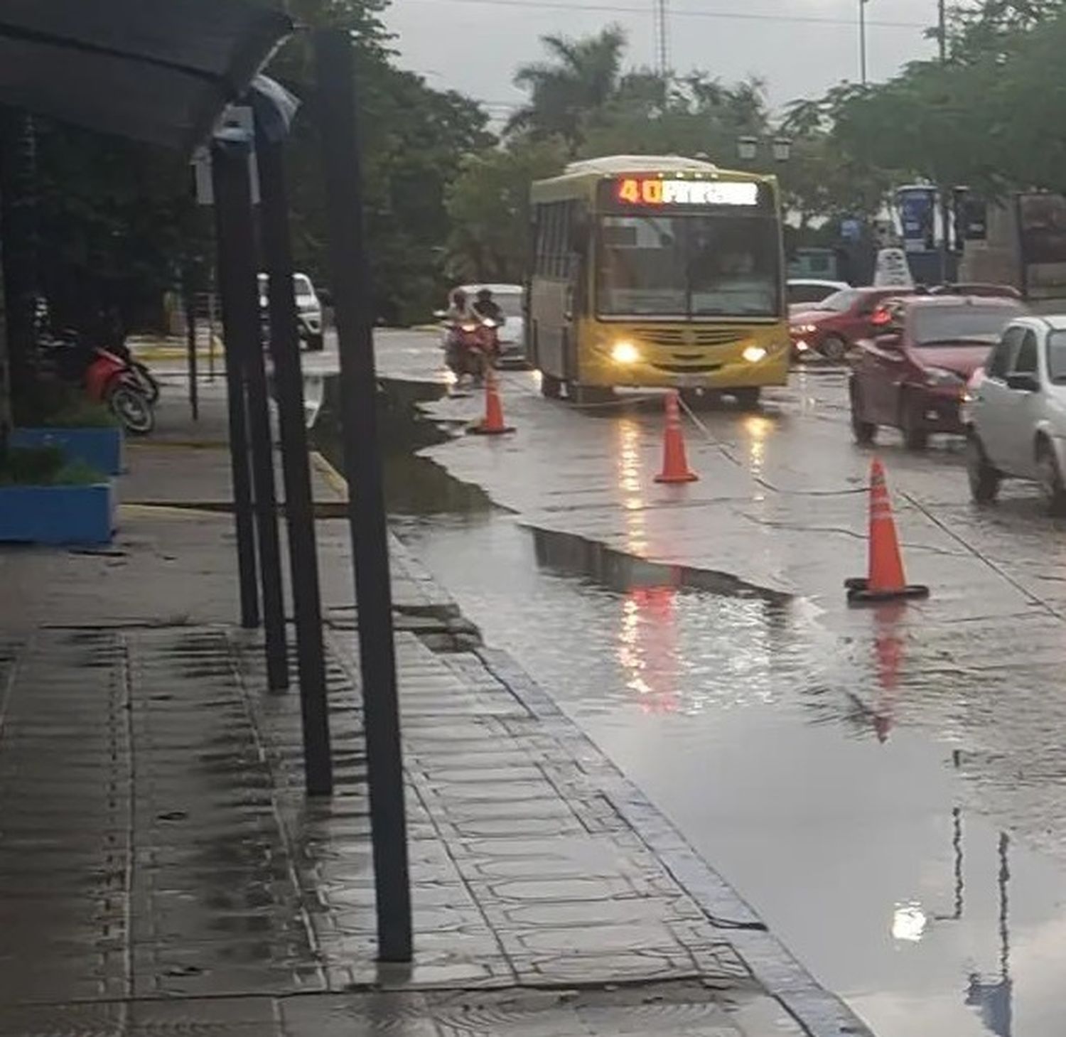 Jornada complicada para el tránsito vehicular con varios cortes y desvíos que se realizan en el marco del Campeonato de Ciclismo. La lluvia empeoró la situación.