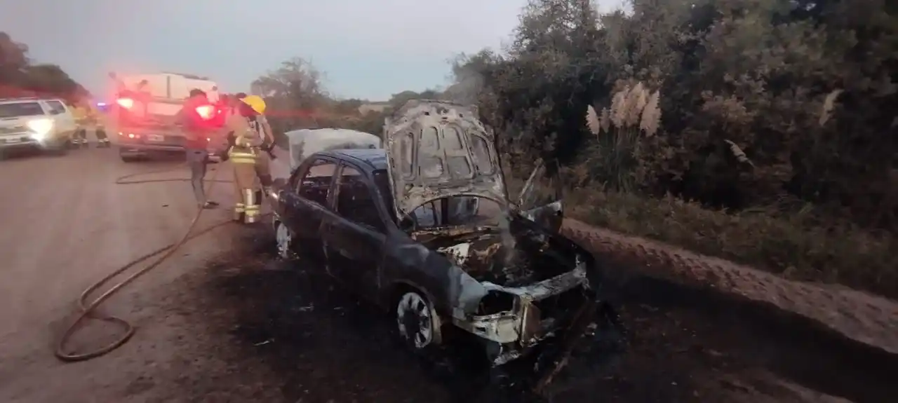 Tremendo susto cerca de Monigotes: un Chevrolet Corsa se prendió fuego en plena ruta