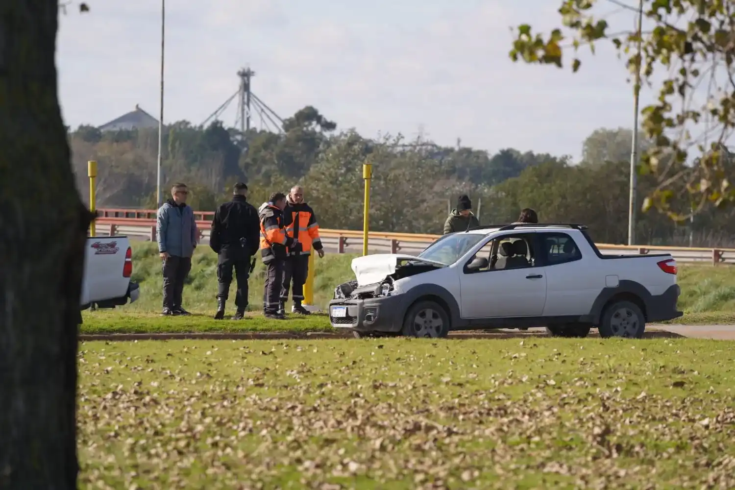 Choque entre dos camionetas a la salida del puente Dardo Rocha