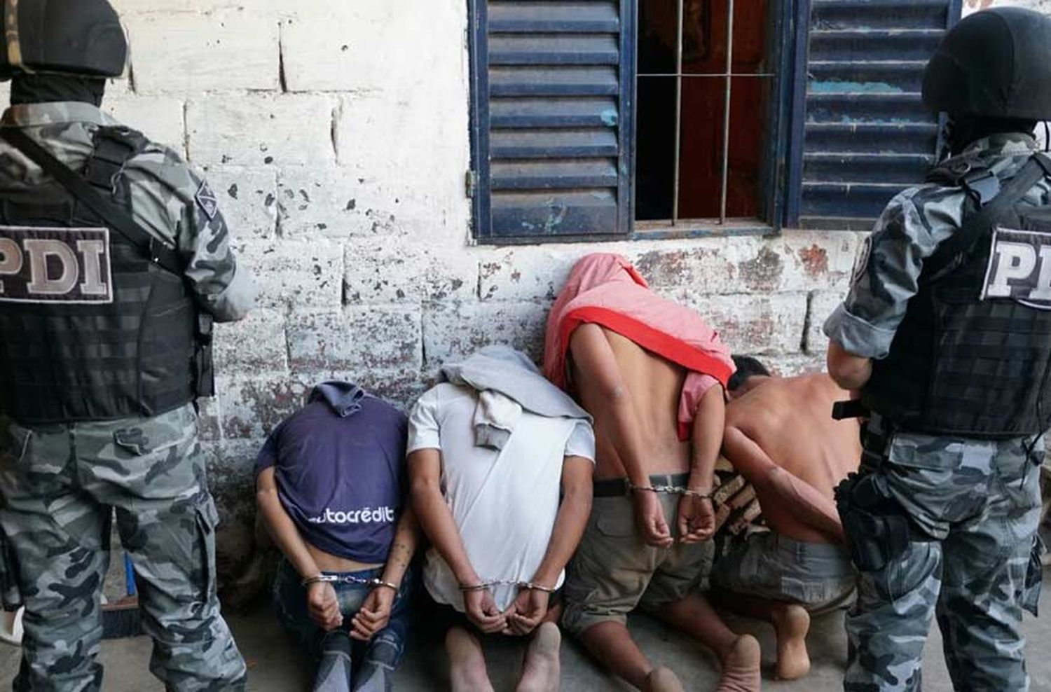 Múltiples allanamientos y ocho detenidos en barrio Tablada