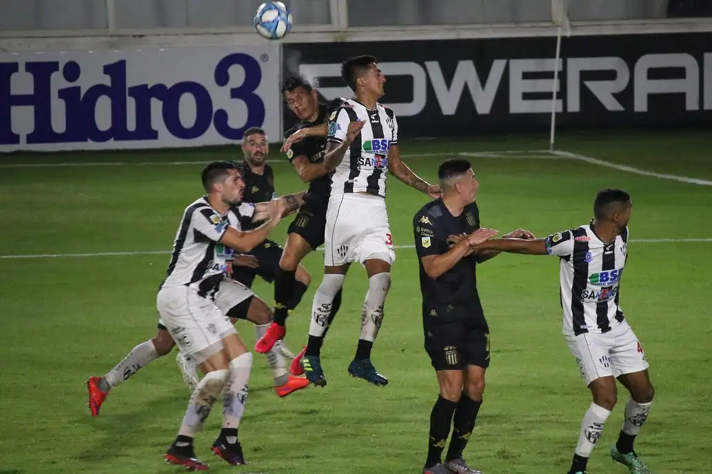 Racing dilapidó sus chances con un empate en Santiago