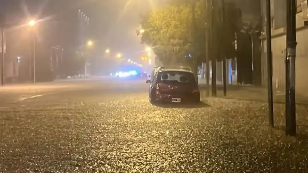 Fuertes lluvias en Olavarría: calles anegadas y una familia evacuada por el temporal