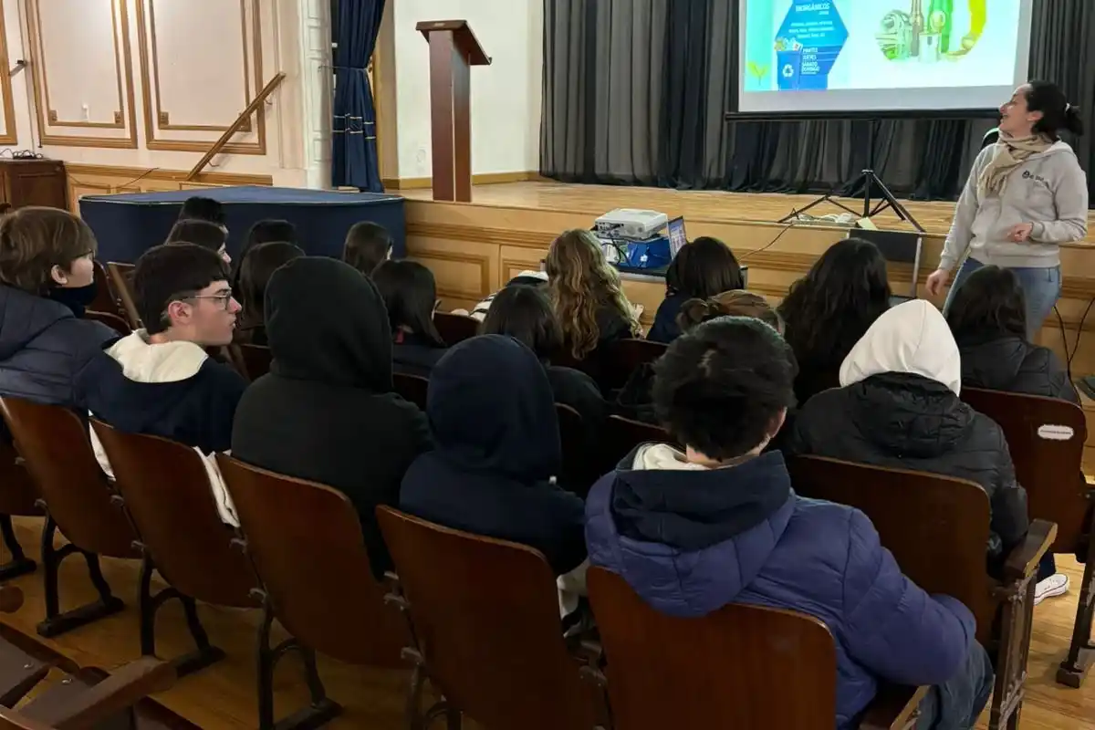 Más de 100 alumnos participaron de una capacitación sobre los problemas ambientales que enfrenta la ciudad