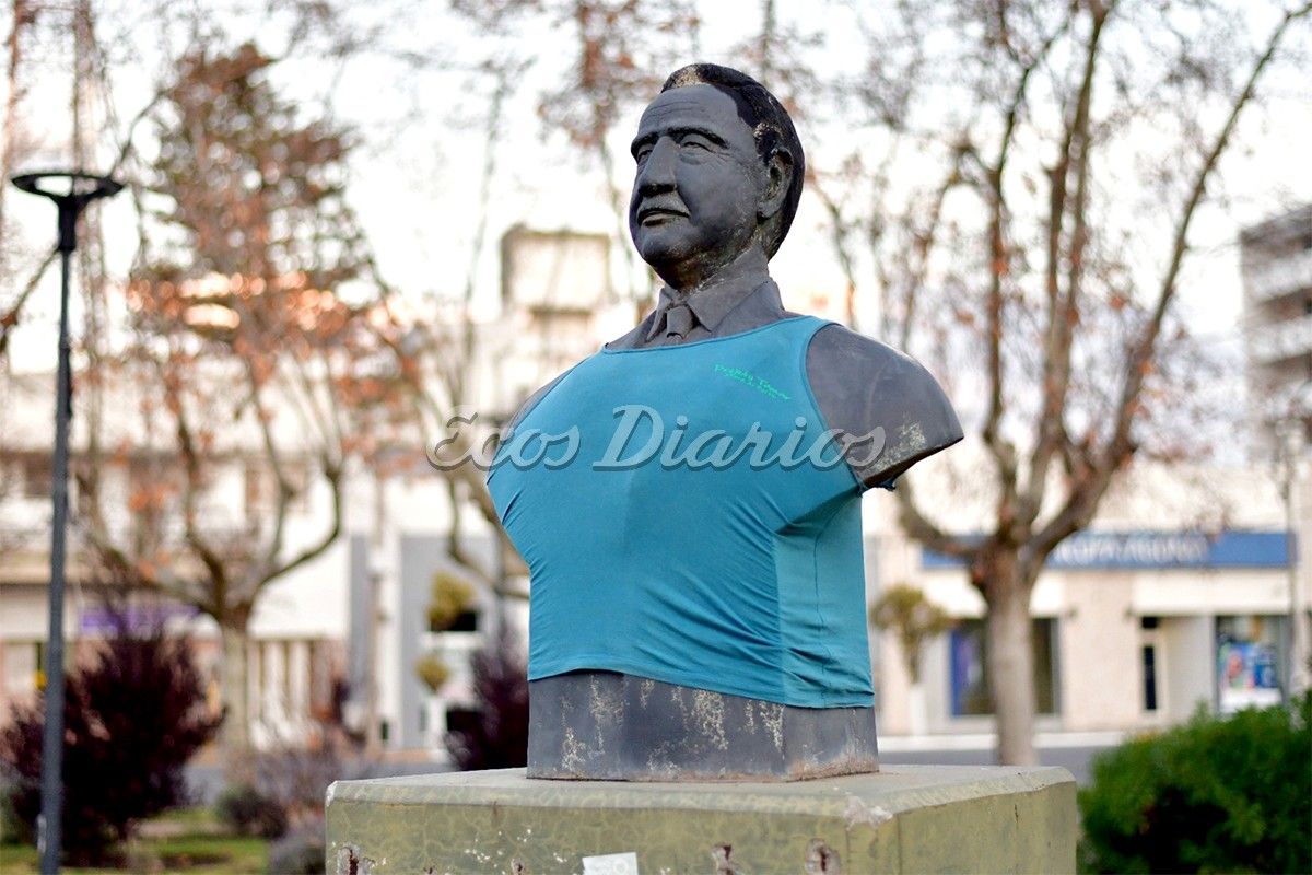 Insólita intervención al busto del expresidente Raúl Alfonsín