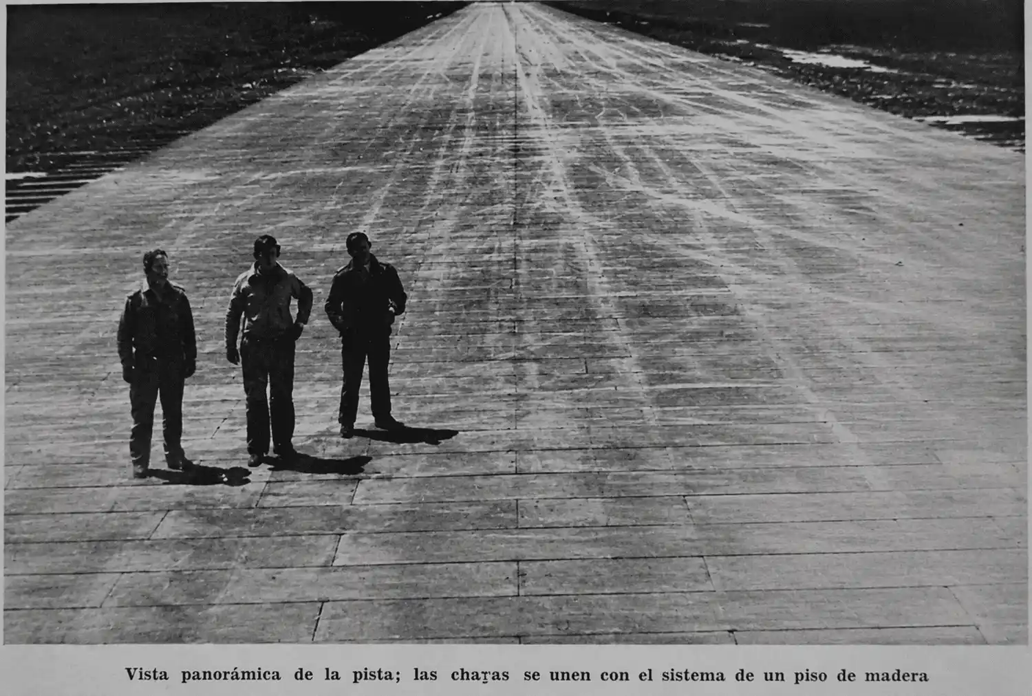 Registro de la pista de madera que armaron para lograr despegar al avión.