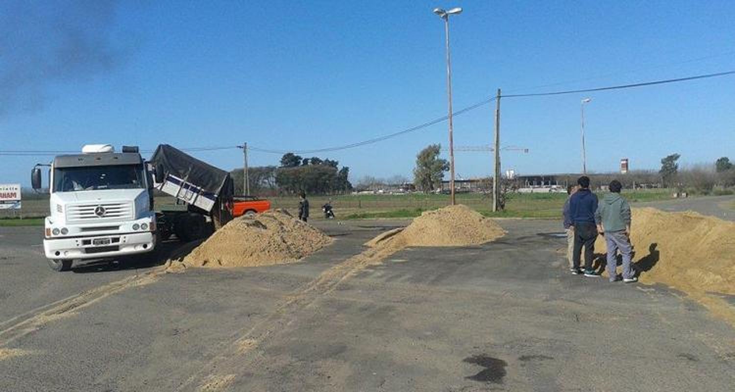 Ruta 1001: “Me dijeron que si no vuelco la arena, me queman el camión”