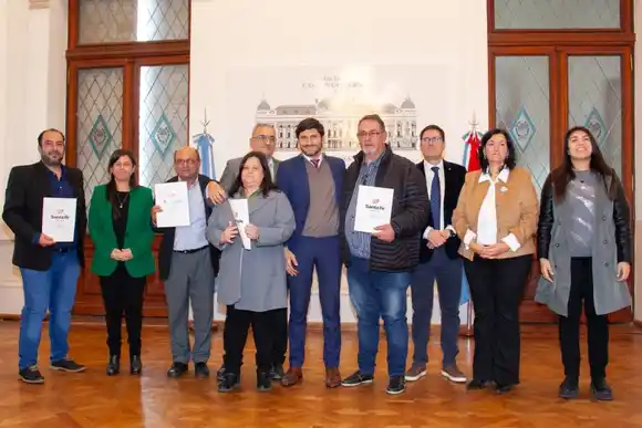 Calvo acompañó a Pullaro y presidentes comunales del departamento Castellanos  en la firma de convenios del programa 1000 aulas