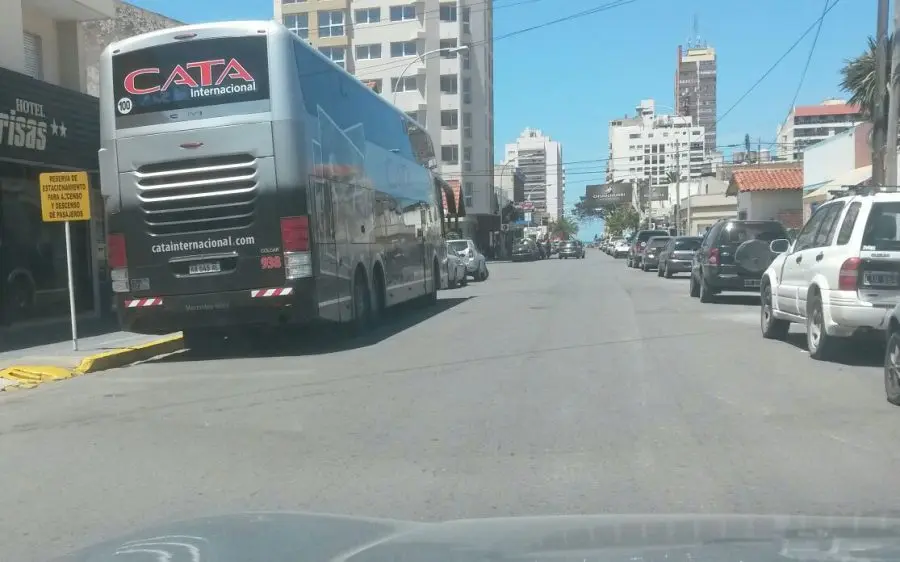 Un colectivo parado por horas en la 83
