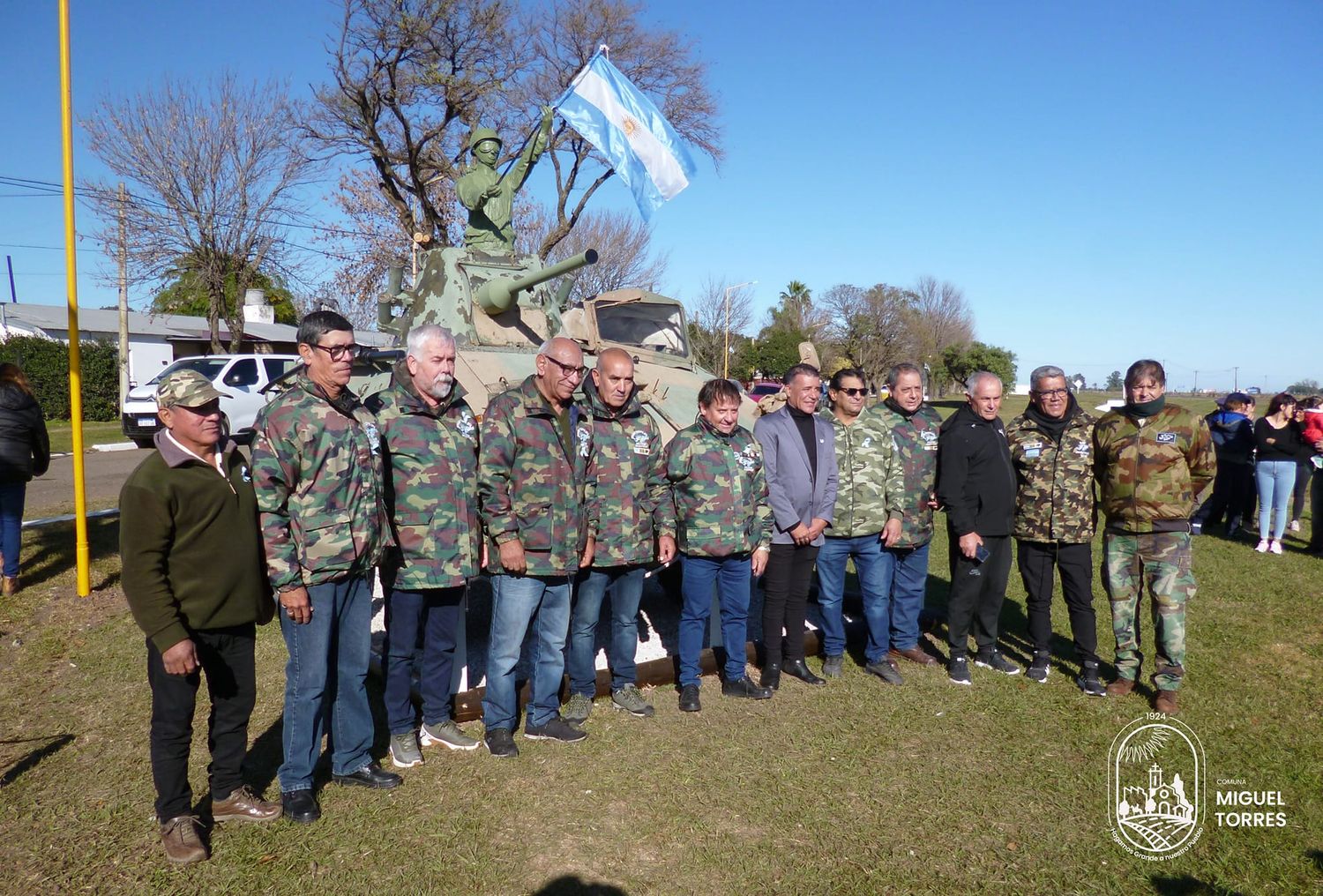 El presidente comunal, David Segura, junto  ex combatientes de Malvinas.