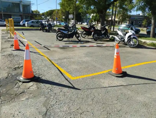 Demarcación del acceso y el estacionamiento del hospital municipal