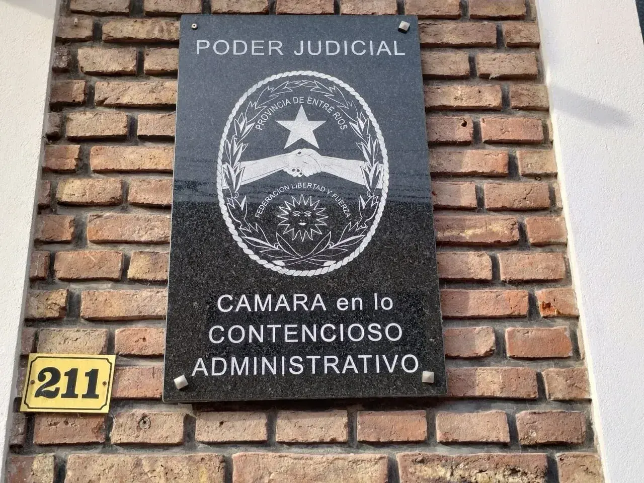 Declaran las inconstitucionalidades de dos decisiones administrativas del Ejecutivo y del Senado provincial