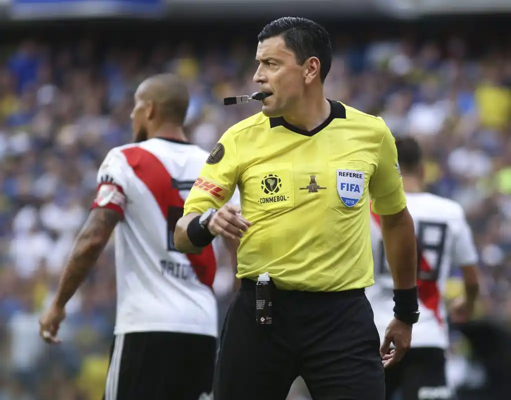 Árbitros de Chile y Perú en los partidos de Argentina