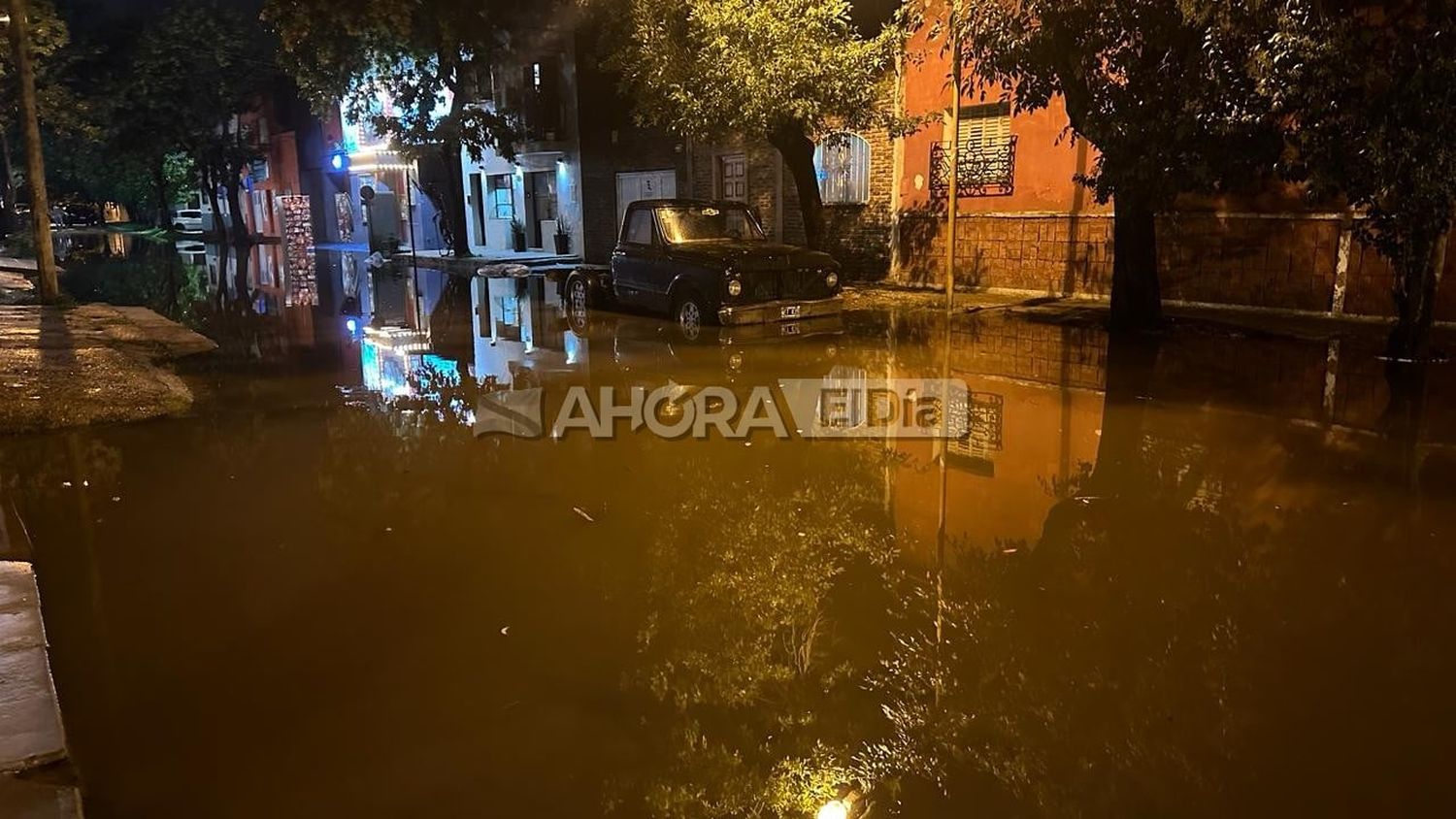 El agua llegó a calles cercanas a la costanera y fueron bloqueadas por personal municipal