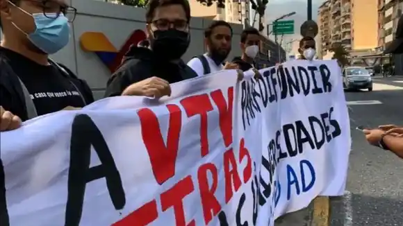 “Le asignaron más recursos a VTV que a la UCV”, la protesta de los estudiantes frente al canal del Estado