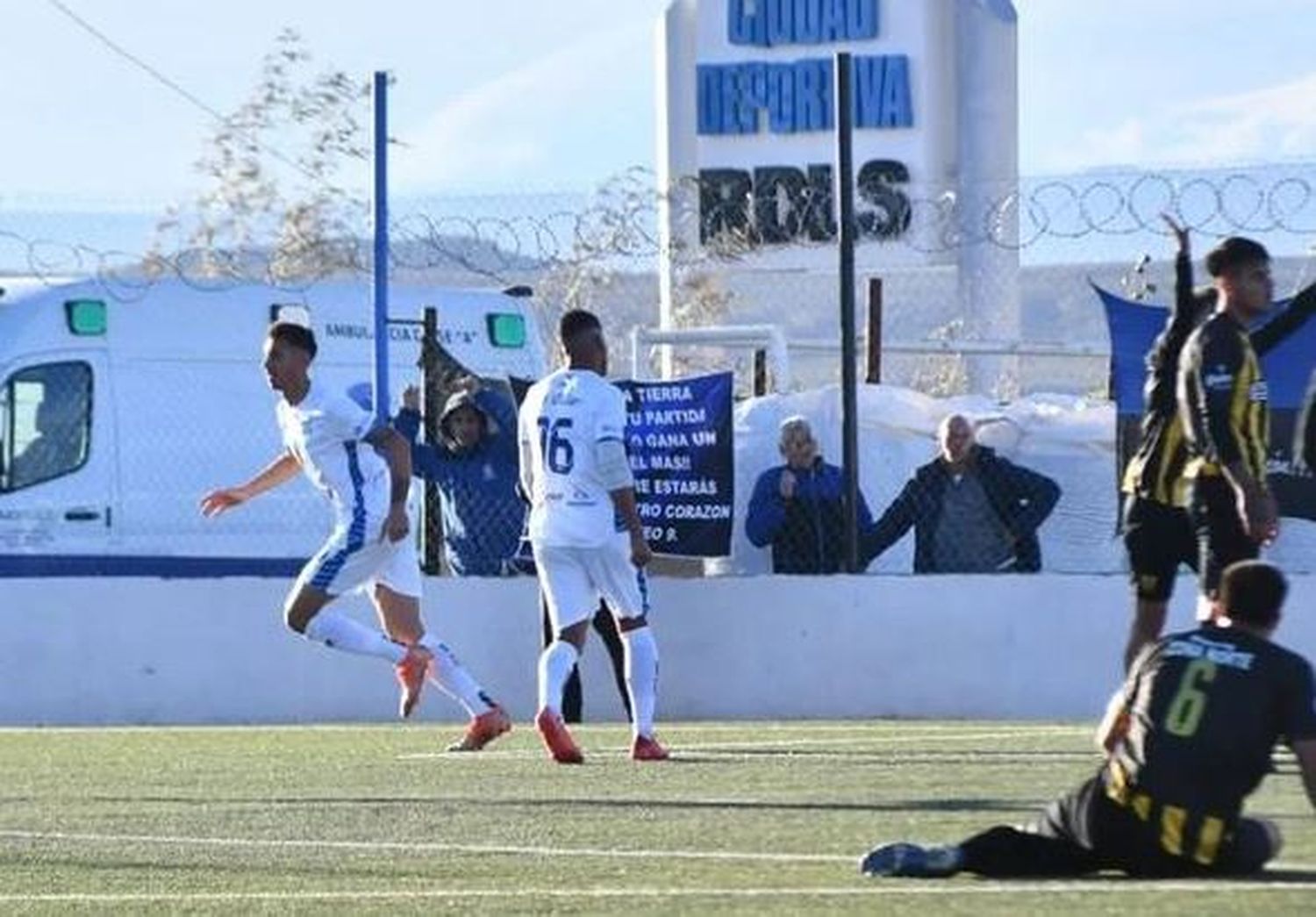 Lazzaneo festeja el gol del triunfo ante la resignación de los defensores aurinegros.

Foto: LM Neuquén