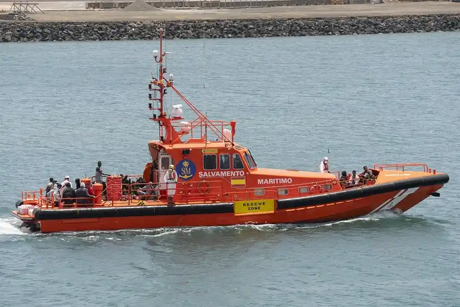 Un buque de salvamento marítimo en Lanzarote. EFE/ Adriel Perdomo