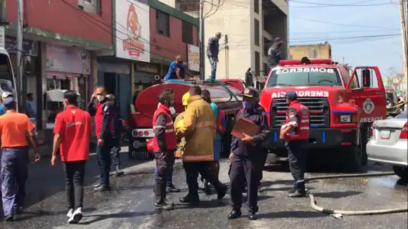 ¡SE QUERÍA LANZAR AL VACÍO! Bomberos salvan a un hombre en Lara (+VIDEO)