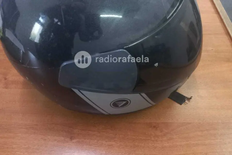 Retuvieron a masculino por sustracción de casco colgado en una motocicleta, estacionada en la vía pública