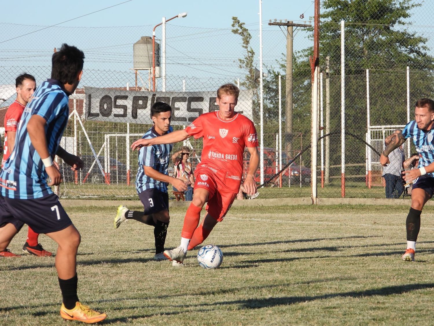 Eduardo Rothelmer, el autor del gol de la victoria, en acción (crédito: Silvina González).