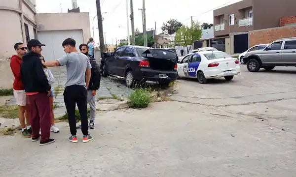Vehículo chocó contra el frente de una casa