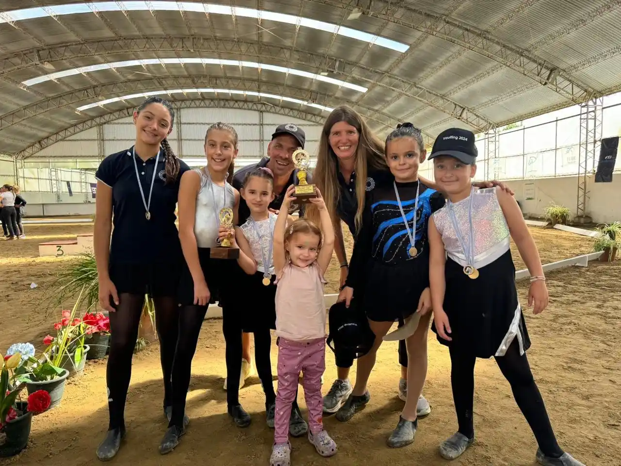 Trinidad Corvalán, Catalina Gorró, Isabella Logghe, Juana Ciardi y Juana Cantatore, junto a sus entrenadores.